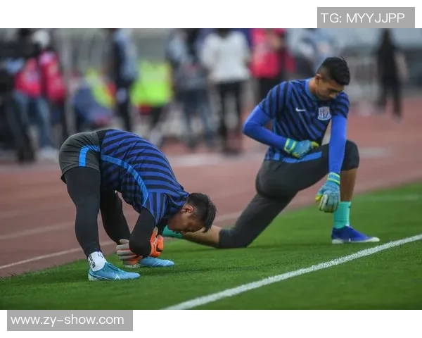 中超球星热身时颠球技巧展示精彩瞬间引领赛前激情